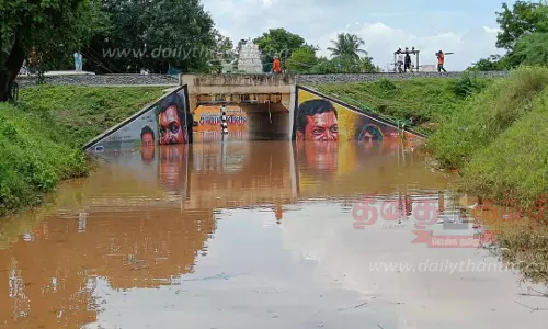 செம்மாண்டப்பட்டி ரெயில்வேசுரங்க பாலத்தில் தேங்கிய மழைநீர்போக்குவரத்து பாதிப்பு