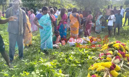 மயானத்துக்கு செல்லும் வழித்தட பிரச்சினை:இறந்தவரது உடலை வைத்து கிராம மக்கள் போராட்டம்அதிகாரிகள் பேச்சுவார்த்தையில் சமரசம்