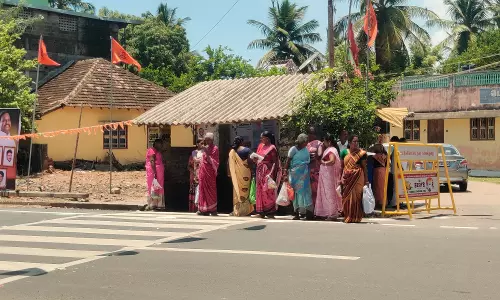 சேதமடைந்த பயணிகள் நிழலகம்