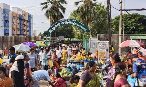 புரட்டாசி மாத பிறப்பு எதிரொலி:உழவர் சந்தைகளில் காய்கறிகள் வாங்க மக்கள் கூட்டம்