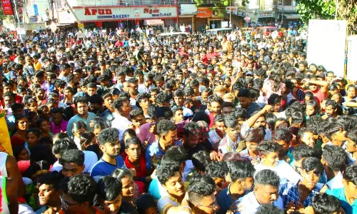 மதுரையில் கட்டுக்கடங்காமல் கூடிய கூட்டம்:ஹேப்பி ஸ்டீரிட் நிகழ்ச்சியில் நெரிசல்; பெண்கள் மயங்கி விழுந்ததால் பரபரப்பு- பாதியில் நிறுத்தப்பட்டது