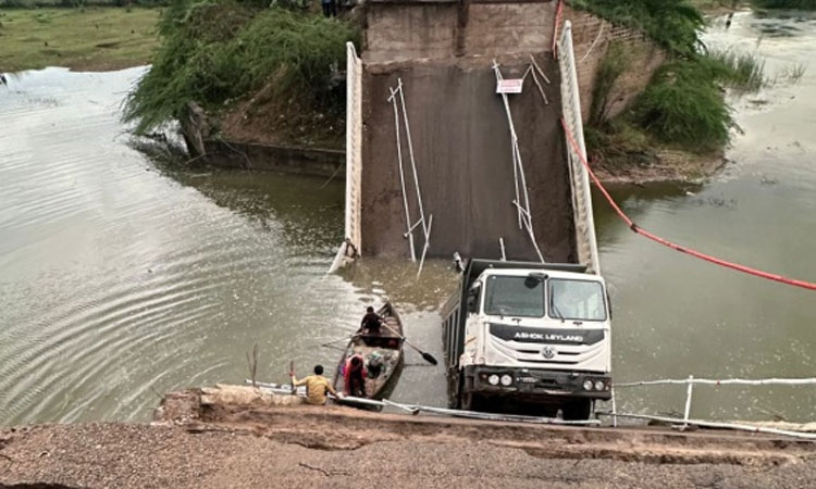 குஜராத்தில் மேம்பாலம் இடிந்து விழுந்ததில் ஆற்றில் மூழ்கிய லாரி, பைக்..!