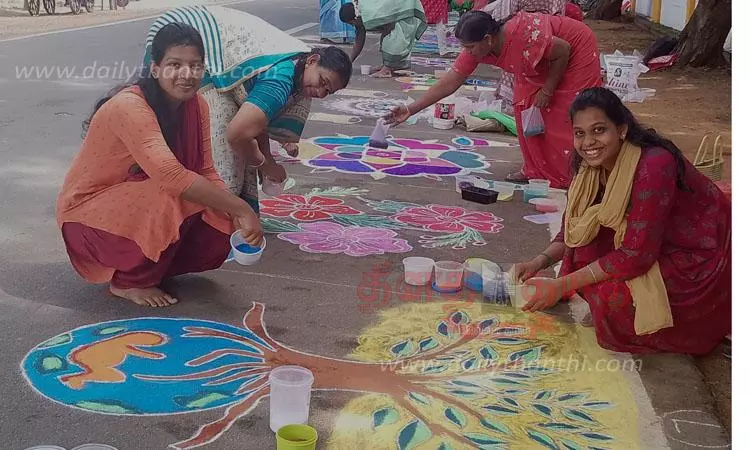 விமான நிலைய சாலையில் கோலப்போட்டி விமான நிலைய சாலையில் கோலப்போட்டி