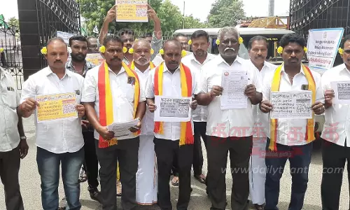 நாமக்கல் கலெக்டர் அலுவலகத்துக்குகாதில் பூ வைத்து கொண்டு மனு கொடுக்க வந்தவர்களால் பரபரப்பு