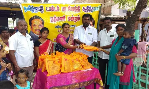 டாக்டர் பா.சிவந்தி ஆதித்தனார் நற்பணி மன்றம் சார்பில்  பள்ளி மாணவ-மாணவிகளுக்கு பரிசு