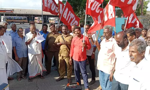 அரசு போக்குவரத்து தொழிலாளர்கள் ஆர்ப்பாட்டம்