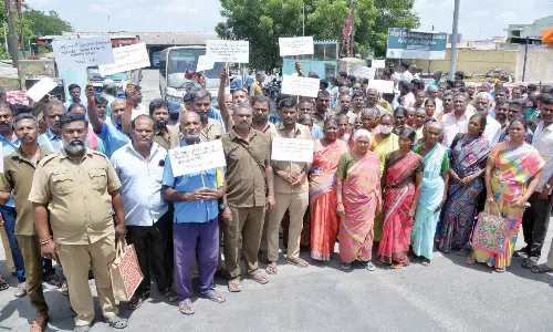 அரசு போக்குவரத்து சீருடை பணியாளர் தொழிற்சங்கத்தினர் ஆர்ப்பாட்டம்