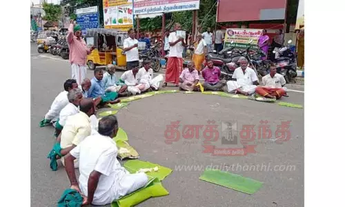 கலெக்டர் அலுவலகம் முன்பு விவசாயிகள் நூதன ஆர்ப்பாட்டம்