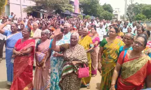 புகழூர் தாசில்தார் அலுவலகம் முற்றுகை