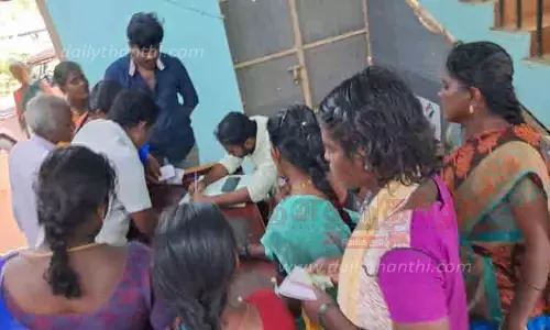 இ-சேவை மையத்தில் ரூ.1000 உரிமைத்தொகைக்கு பதிவு செய்ய முடியாமல் பெண்கள் தவிப்பு- விண்ணப்பம் பரிசீலனையில் உள்ளதாக காட்டுவதால் குழப்பம் இ-சேவை மையத்தில் ரூ.1000 உரிமைத்தொகைக்கு பதிவு செய்ய முடியாமல் பெண்கள் தவிப்பு- விண்ணப்பம் பரிசீலனையில் உள்ளதாக காட்டுவதால் குழப்பம்