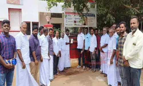 மின் கட்டண உயர்வை கண்டித்து சிறு குறு வணிகர்கள் போராட்டம் மின் கட்டண உயர்வை கண்டித்து சிறு குறு வணிகர்கள் போராட்டம்