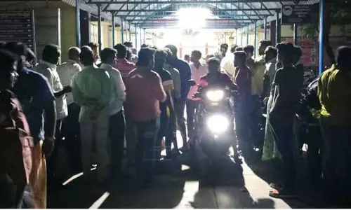 ஆம்புலன்ஸ் வராததால் அரசு மருத்துவமனையை  முற்றுகையிட்ட உறவினர்கள்