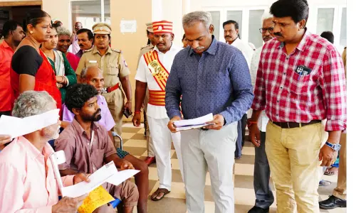 வீட்டுவசதி வாரிய குடியிருப்புகளுக்கு காவிரி கூட்டுக்குடிநீர் வழங்க வேண்டும்