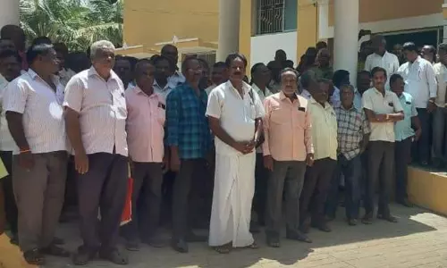 கூட்டுறவு இணைப்பதிவாளர் அலுவலகத்தை சங்க செயலாளர்கள் முற்றுகை