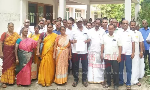 தொடக்க கூட்டுறவு வங்கி பணியாளர்கள் துணை பதிவாளரிடம் மனு தொடக்க கூட்டுறவு வங்கி பணியாளர்கள் துணை பதிவாளரிடம் மனு