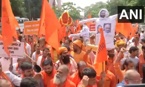 சனாதனத்தை இழிவுபடுத்துவதா..? டெல்லியில் சாமியார்கள் ஆர்ப்பாட்டம்