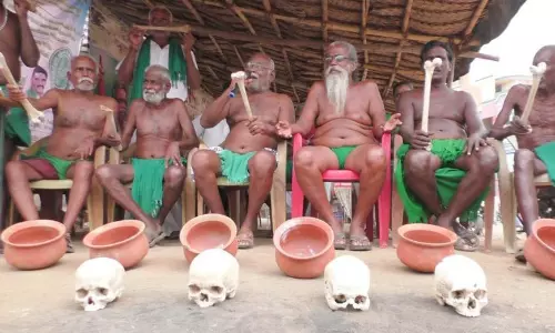 மண்டை ஓடுகளை வைத்து விவசாயிகள் பிச்சை எடுக்கும் போராட்டம்