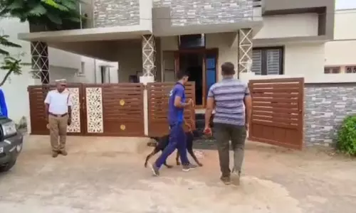 ஓய்வுபெற்ற கிராம நிர்வாக அதிகாரி வீட்டில் 40 பவுன் நகைகள், பணம் திருட்டு