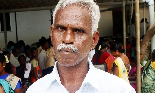 திருச்சி கலெக்டர் அலுவலகத்தில் மனு கொடுக்க வந்த முதியவரால் பரபரப்பு