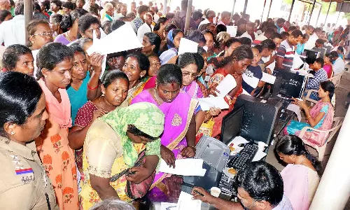 கலெக்டர் அலுவலகத்தில் குவிந்த பெண்கள் கலெக்டர் அலுவலகத்தில் குவிந்த பெண்கள்