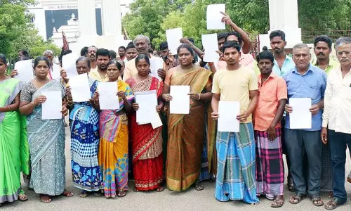 வாரச்சந்தை நடத்த அனுமதி கேட்டு கலெக்டரிடம் வியாபாரிகள் மனு வாரச்சந்தை நடத்த அனுமதி கேட்டு கலெக்டரிடம் வியாபாரிகள் மனு