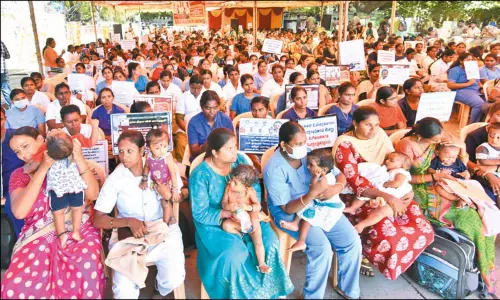 சென்னையில் நர்சுகள் உண்ணாவிரத போராட்டம் சென்னையில் நர்சுகள் உண்ணாவிரத போராட்டம்