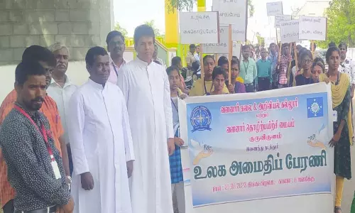 கழுகுமலையில் உலக அமைதி தின ஊர்வலம் கழுகுமலையில் உலக அமைதி தின ஊர்வலம்