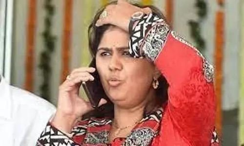 பங்கஜா முண்டே தொடர்புடைய சர்க்கரை ஆலையின் ரூ.19 கோடி சொத்துக்கள் பறிமுதல் - ஜி.எஸ்.டி. அதிகாரிகள் நடவடிக்கை