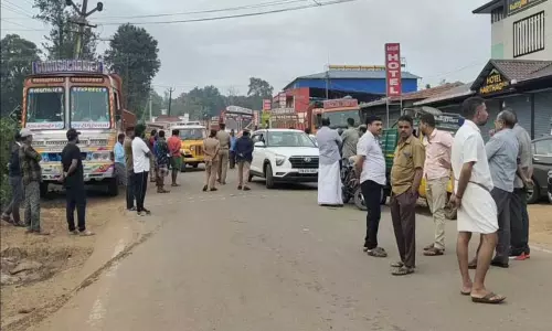 மாநில எல்லையில் தமிழக வாகனங்கள் நிறுத்தம்