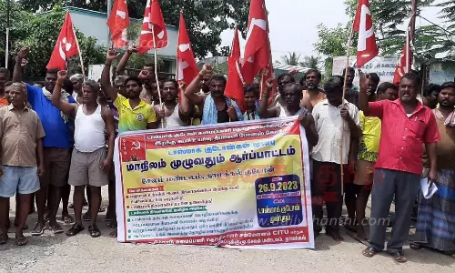 டாஸ்மாக் குடோன் சுமைதூக்கும் பணியாளர்கள் ஆர்ப்பாட்டம்