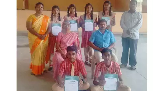 சாதனை படைத்த மாணவர்களுக்கு பாராட்டு