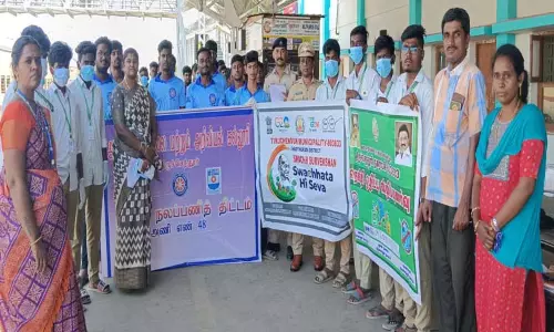 திருச்செந்தூர் ஆதித்தனார் கல்லூரி சார்பில்ரெயில் நிலையத்தில் பிளாஸ்டிக் ஒழிப்பு விழிப்புணர்வு நிகழ்ச்சி