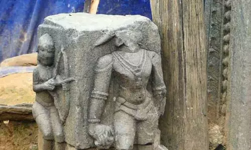 வரலாற்றை சுமந்தபடி புதைந்து கிடக்கும் கல்சிற்பங்கள்