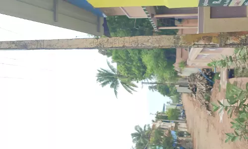 சேதமடைந்த மின்கம்பத்தை மாற்ற வேண்டும்