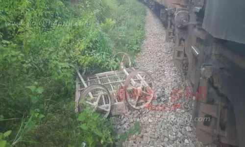 டிராலி மீது எக்ஸ்பிரஸ் ரெயில் மோதியது டிராலி மீது எக்ஸ்பிரஸ் ரெயில் மோதியது