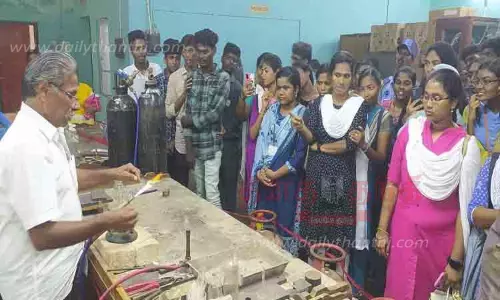 கண்டுபிடிப்பு பொருட்களை வியந்து பார்த்த மாணவர்கள்