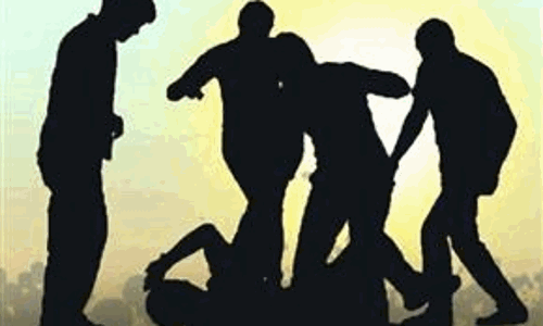 உளுந்தூர்பேட்டையில் திமுக கவுன்சிலரின் வீட்டிற்குள் புகுந்து தாய்-அக்காள் மீது தாக்குதல் போலீசார் விசாரணை