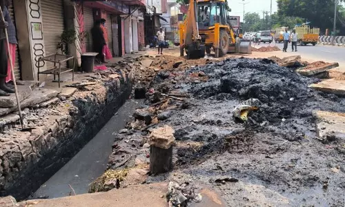 நொச்சிபாளையம் பிரிவு கழிவுநீர் கால்வாயில் கழிவுகள் அகற்றம்