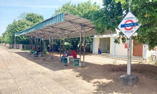 அடிப்படை வசதிகள் இல்லாத கூத்தக்குடி ரெயில் நிலையம் விரைந்து நிறைவேற்றித்தர பயணிகள் கோரிக்கை