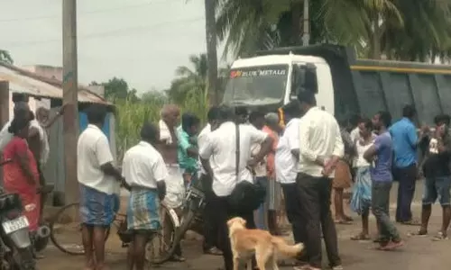 மூங்கில்துறைப்பட்டு அருகே லாரியை சிறைபிடித்து பொதுமக்கள் போராட்டம்
