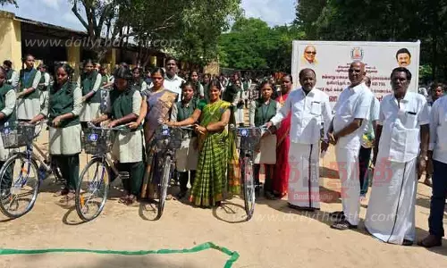 மாணவ-மாணவிகளுக்கு விலையில்லா சைக்கிள்கள்