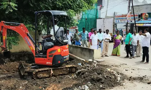 திருக்கோவிலூர் நகராட்சியில் வாய்க்கால்கள் தூர்வாரும் பணி திருக்கோவிலூர் நகராட்சியில் வாய்க்கால்கள் தூர்வாரும் பணி