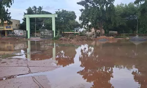 அரசு ஆண்கள் பள்ளி விளையாட்டு மைதானத்தில் தேங்கி நிற்கும் மழைநீர்