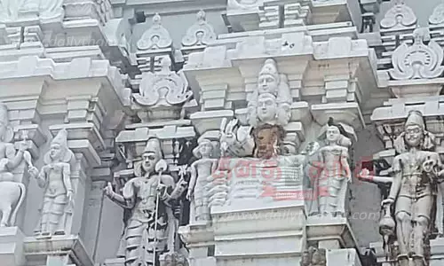அம்மணி அம்மன் கோபுரத்தில் உள்ள சிற்பம் சேதம்