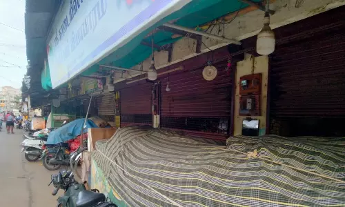 2-வது நாளாக கடையடைப்பு போராட்டம்