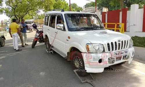 போலீசார் போட்ட பூட்டை உடைத்து கார் திருட்டு