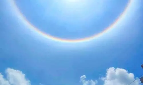 சூரியனை சுற்றி வானவில் நிறத்தில் ஒளிவட்டம்