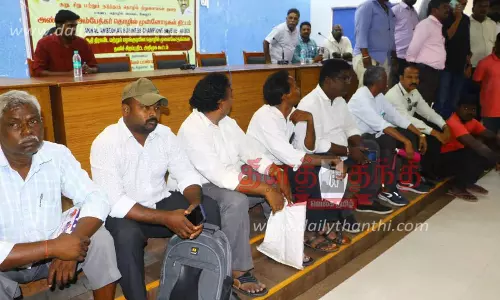 தொழில் முனைவோர்கள் தர்ணாவில் ஈடுபட்டதால் பரபரப்பு