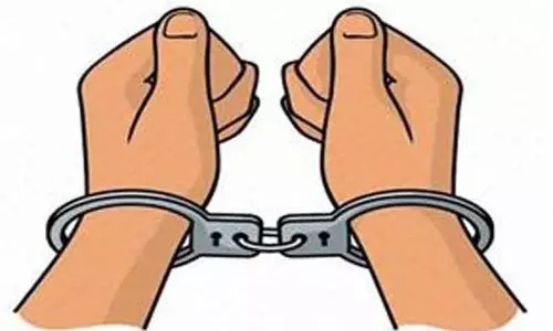 பெண்ணை தாக்கிய கொத்தனார் கைது