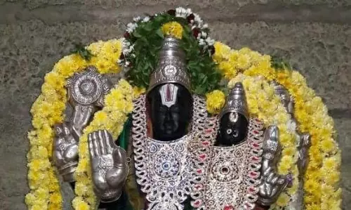 லட்சுமி நாராயண பெருமாள் கோவிலில் திருவோண தீபம்